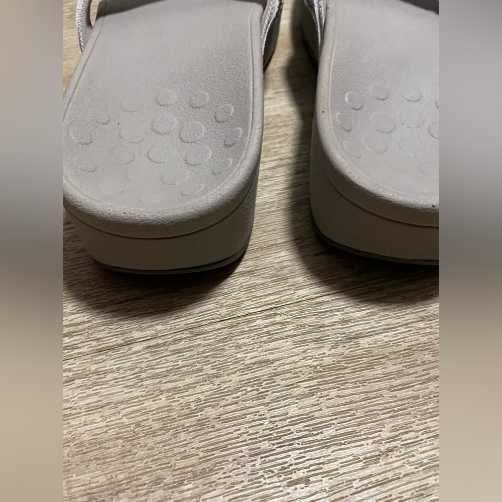 VIONIC HIGHTIDE METALLIC THONG SANDALS - Picture 7 of 7